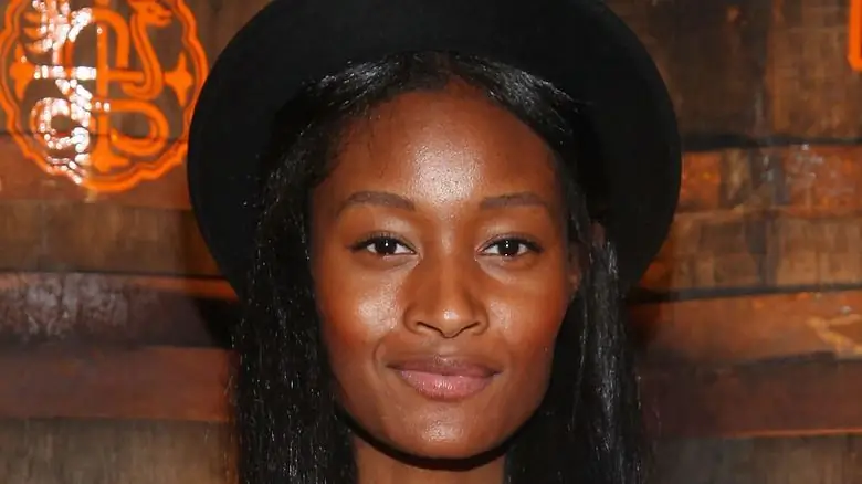 Даниэль Эванс в черной шляпе