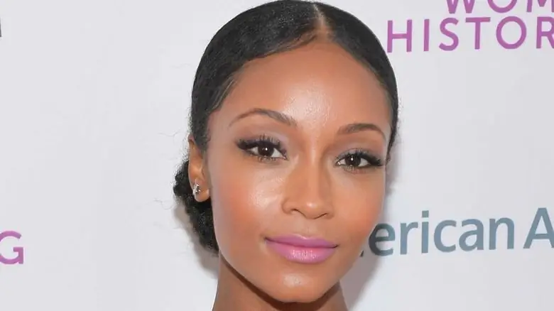 Яя Дакоста улыбается