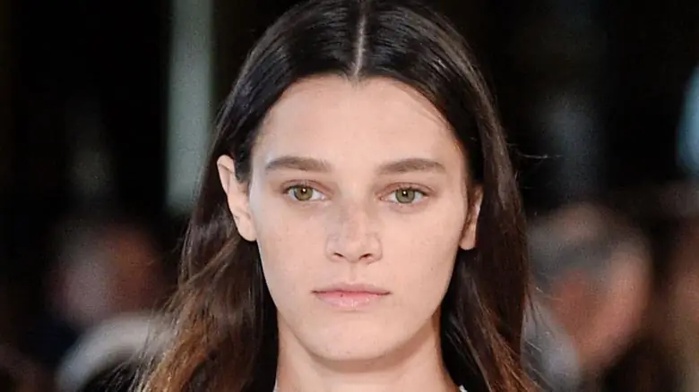 Лейла Гольдкул с серьезным выражением лица