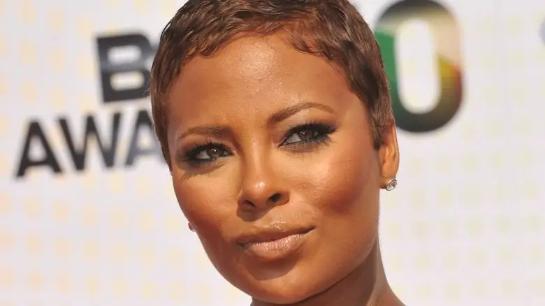 Ева Марсилл улыбается