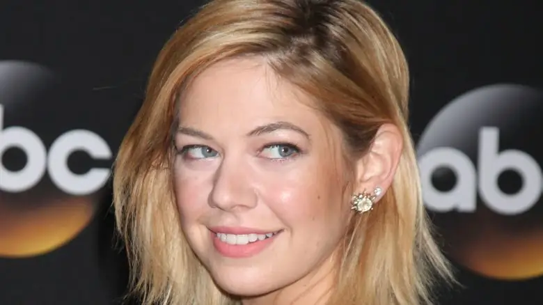 Лио Типтон смотрит в сторону