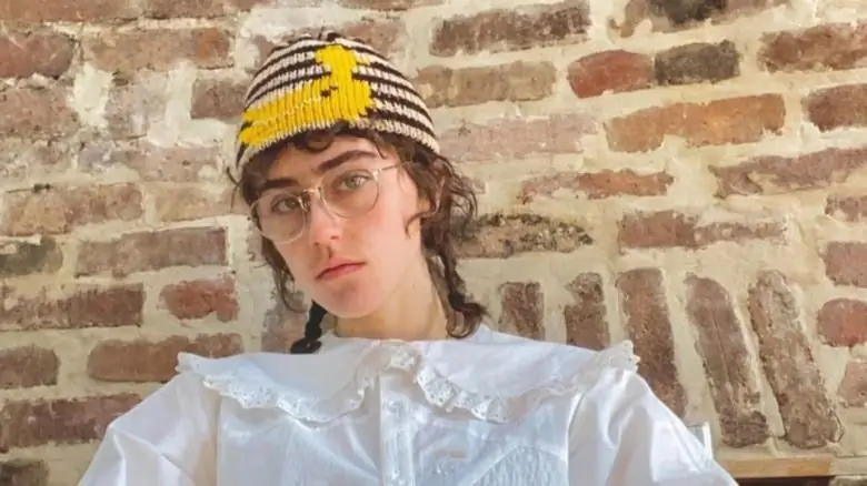 Элла Эмхофф позирует Элла Эмхофф позирует