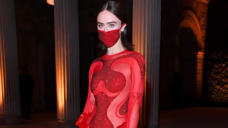 Элла Эмхофф позирует Элла Эмхофф позирует