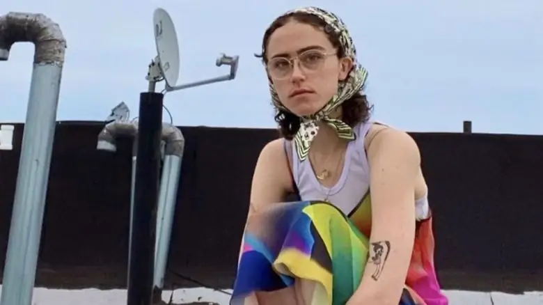 Элла Эмхофф позирует Элла Эмхофф позирует