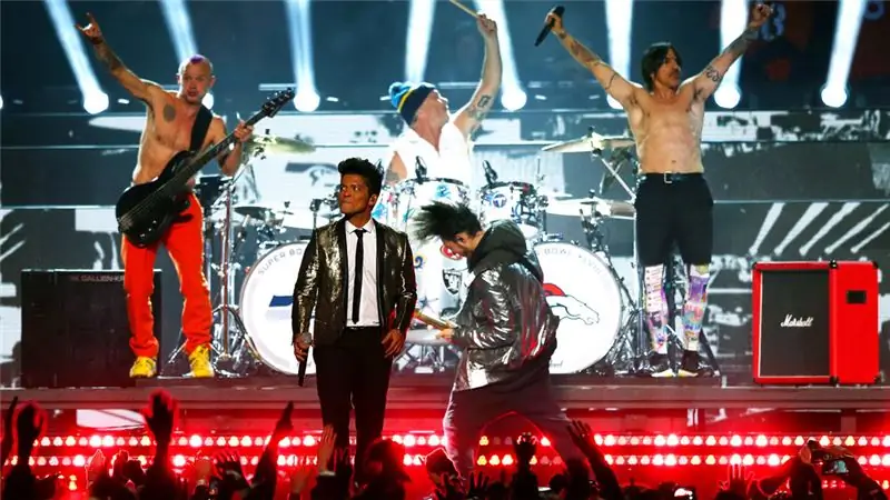 Бруно Марс и Red Hot Chili Peppers выступают во время шоу Super Bowl XLVIII в перерыве между таймами