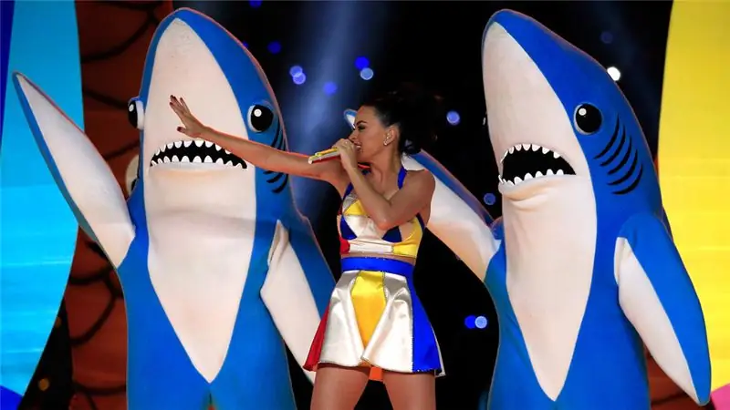 Кэти Перри и Left Shark выступают во время шоу Super Bowl XLIX в перерыве между таймами