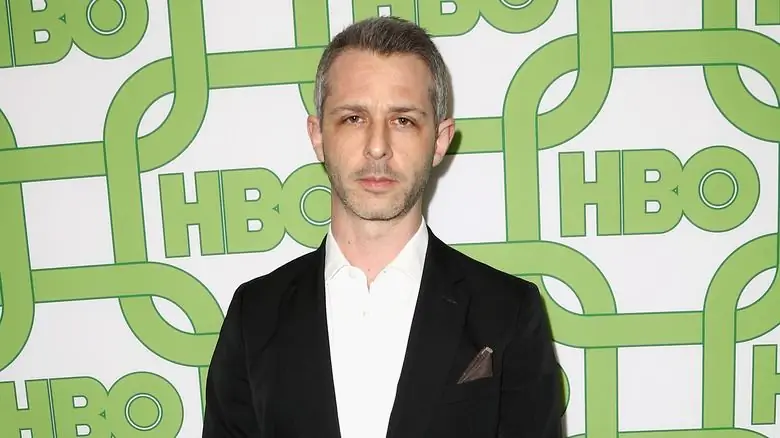 Джереми Стронг на фоне HBO
