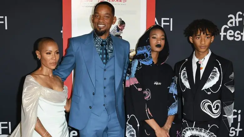 Джада Пинкетт Смит позирует с Уиллом Смитом, Уиллоу Смит и Джейденом Смитом на красной дорожке