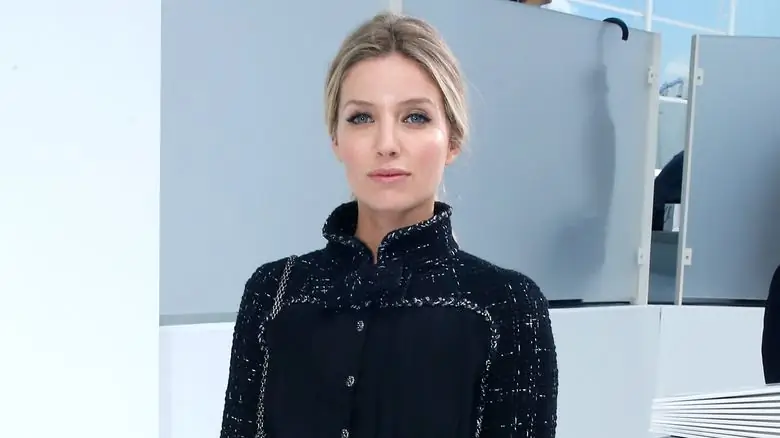 Аннабель Уоллис на Неделе моды в Париже