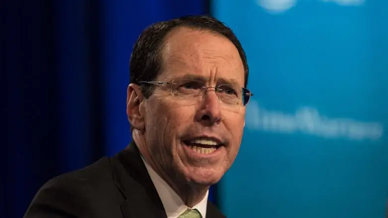 Рэндалл Стивенсон перед вывеской AT&T и Time Warner