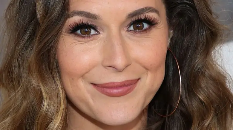 Alexa PenaVega с легкой улыбкой