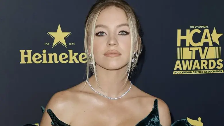 Сидни Суини позирует на мероприятии