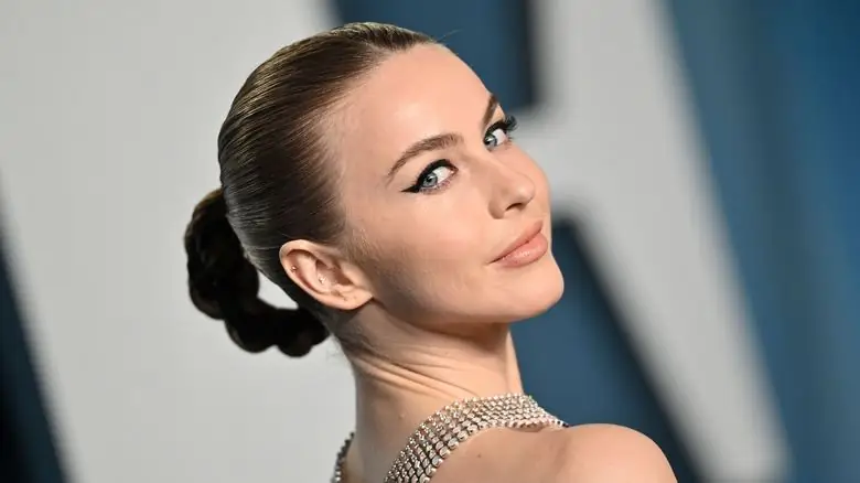 Джулианна Хаф улыбается на красной дорожке