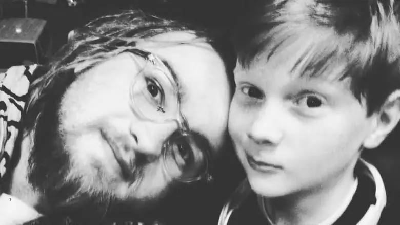 Ангус Т. Джонс и его младший брат на селфи Ангус Т. Джонс и его младший брат на селфи