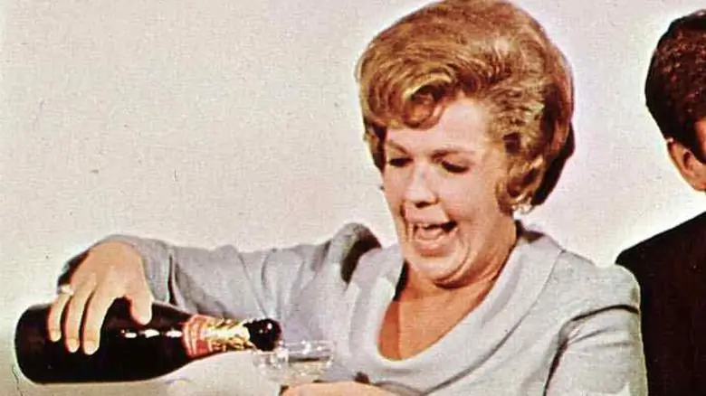 Кэтлин Фриман наливает вино