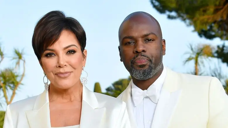 Крис Дженнер и Кори Гэмбл позируют