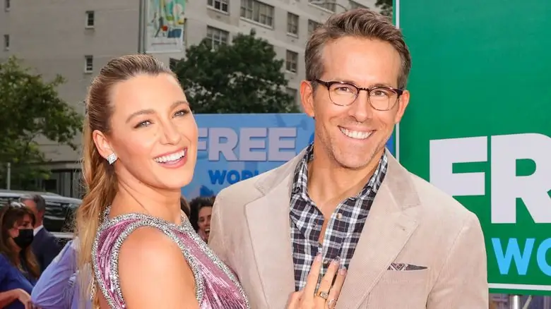 Блейк Лайвли и Райан Рейнольдс улыбаются