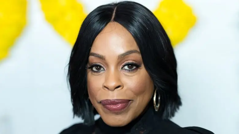 Гладкая черная капля Niecy Nash