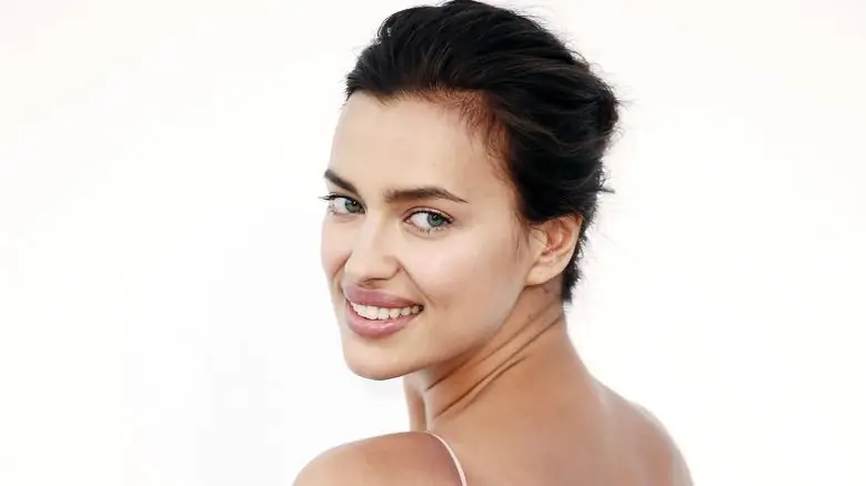 Ирина Шейк улыбается