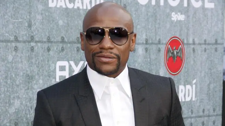 Флойд Мейвезер улыбается