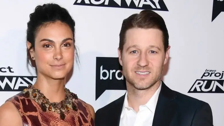 Морена Баккарин и Бен Маккензи улыбаются