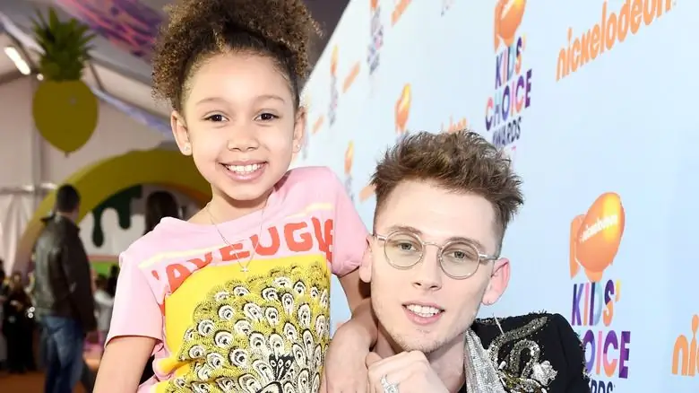Пулемет Келли и его дочь на церемонии вручения премии Nickelodeon Kids Choice Awards 2017, улыбаются Пулемет Келли и его дочь на церемонии вручения премии Nickelodeon Kids Choice Awards 2017, улыбаются