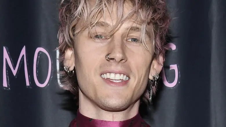 Machine Gun Kelly в розовом костюме с розами Machine Gun Kelly в розовом костюме с розами