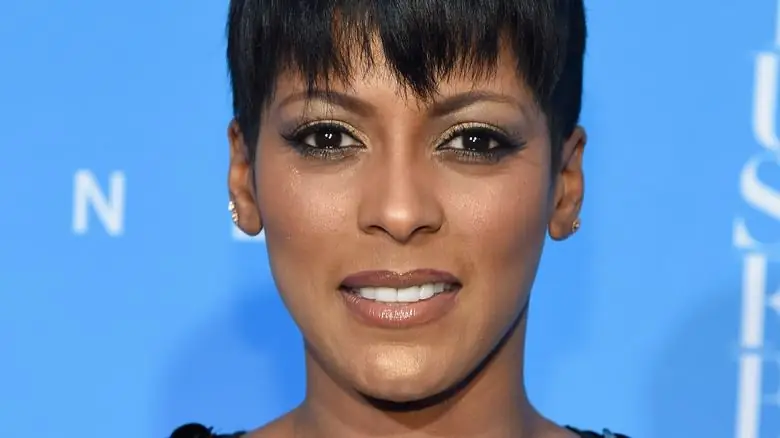 Tamron Hall перед синей стеной улыбается Tamron Hall перед синей стеной улыбается