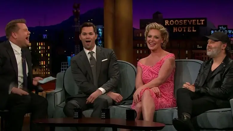 Кэтрин Хейгл смеется вместе с другими