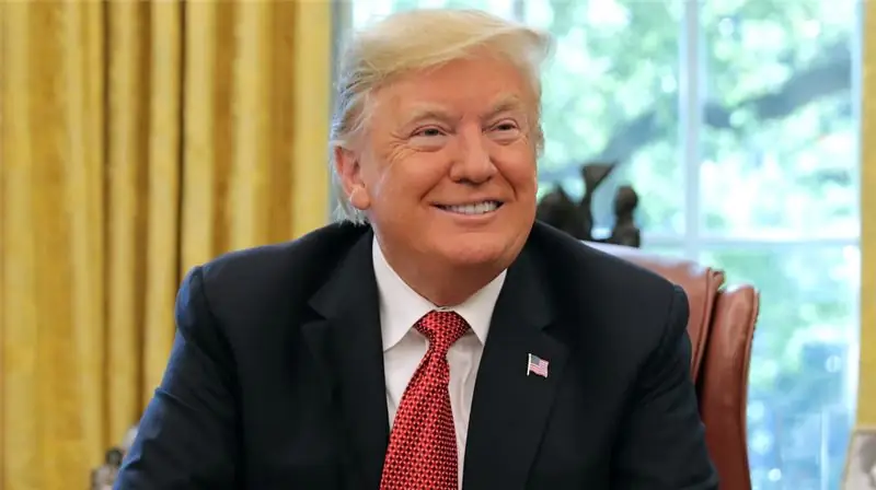 Дональд Трамп сидит и улыбается Дональд Трамп сидит и улыбается