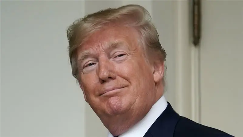 Дональд Трамп ухмыляется и оглядывается через плечо Дональд Трамп ухмыляется и оглядывается через плечо