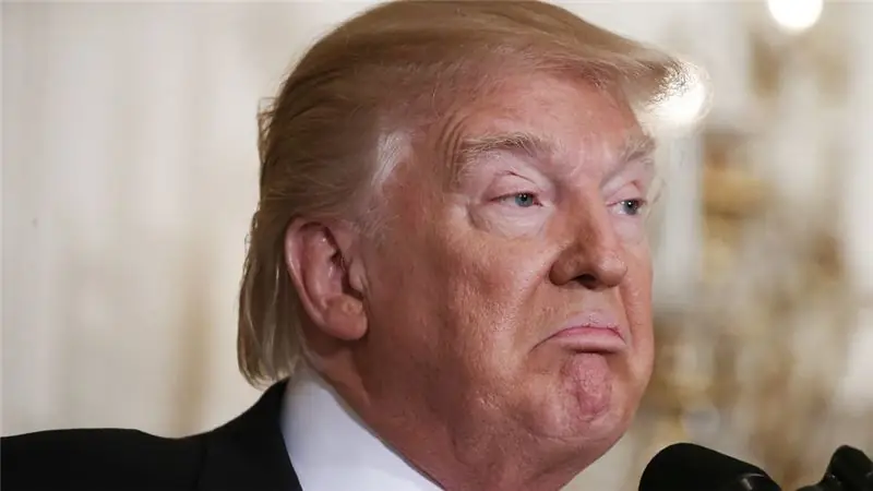 Дональд Трамп хмурится в микрофон Дональд Трамп хмурится в микрофон