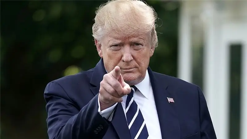 Дональд Трамп указывает на камеру Дональд Трамп указывает на камеру