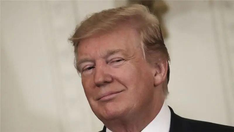 Дональд Трамп ухмыляется Дональд Трамп ухмыляется