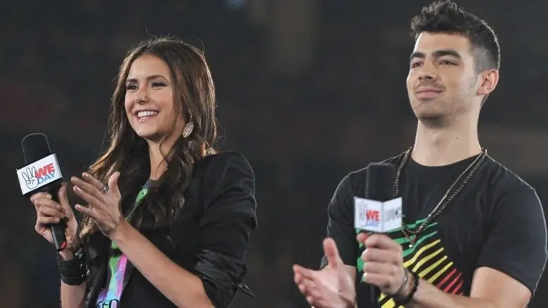 Нина Добрев и Джо Джонас в We Day Нина Добрев и Джо Джонас в We Day