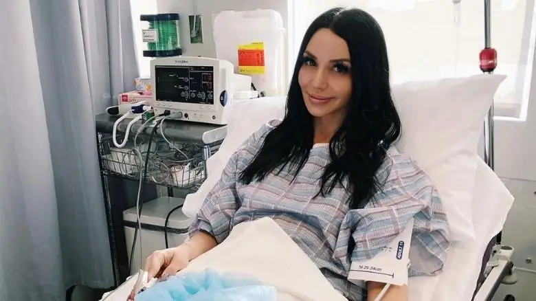 Шеана Шей на больничной койке