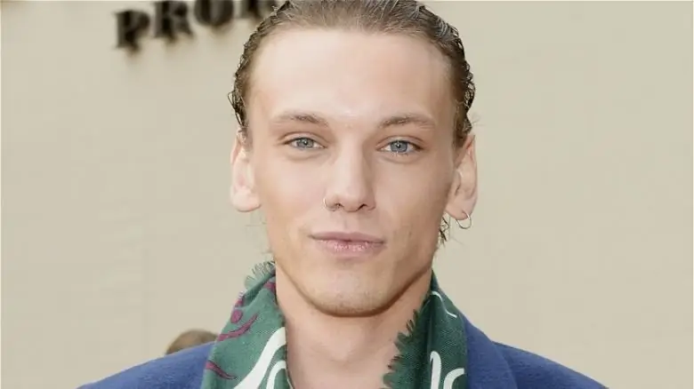 Джейми Кэмпбелл Бауэр на мероприятии Burberry позирует
