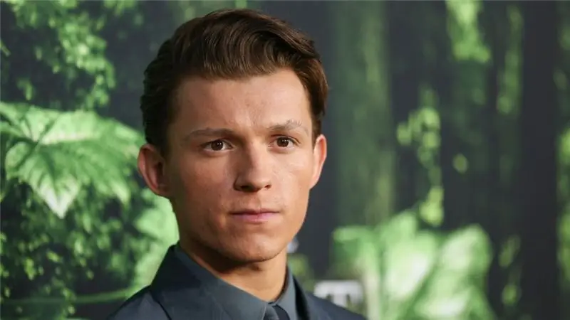 Том Холланд позирует с серьезным выражением лица на премьере фильма «Затерянный город Z» Том Холланд позирует с серьезным выражением лица на премьере фильма «Затерянный город Z»