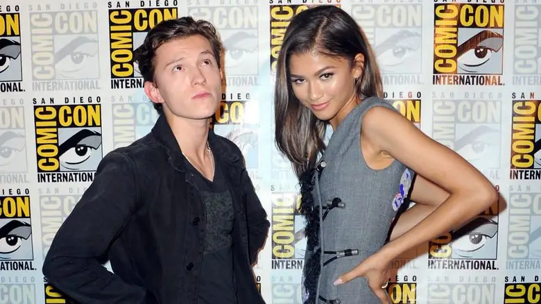 Том Холланд и Зендая на Comic Con позируют