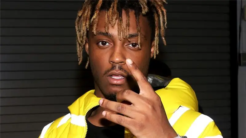 Juice Wrld делает жест рукой