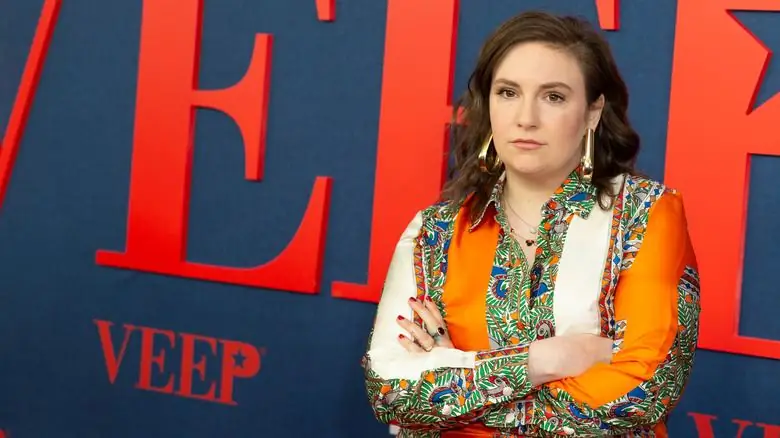 Лена Данэм скрестила руки на груди