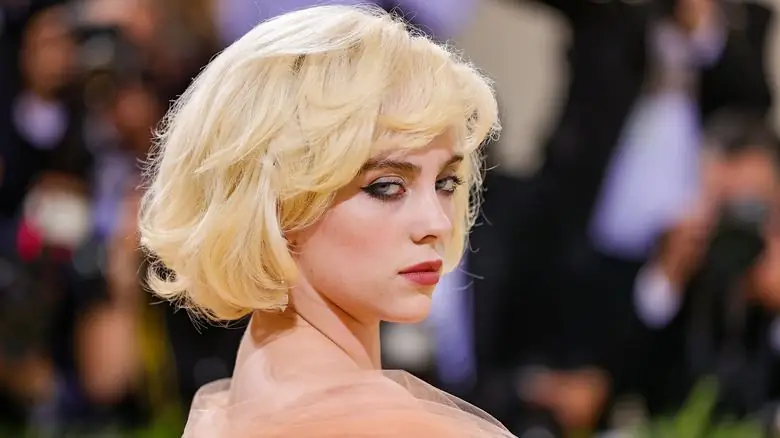 Билли Айлиш оглядывается через плечо