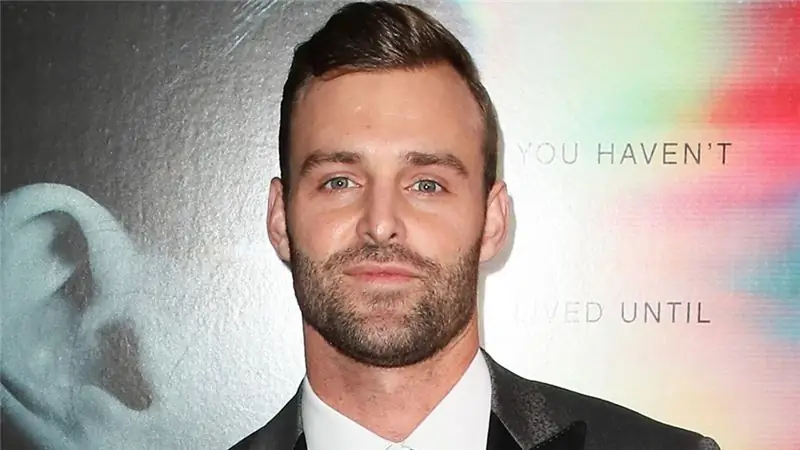 Робби Хейс позирует на мероприятии