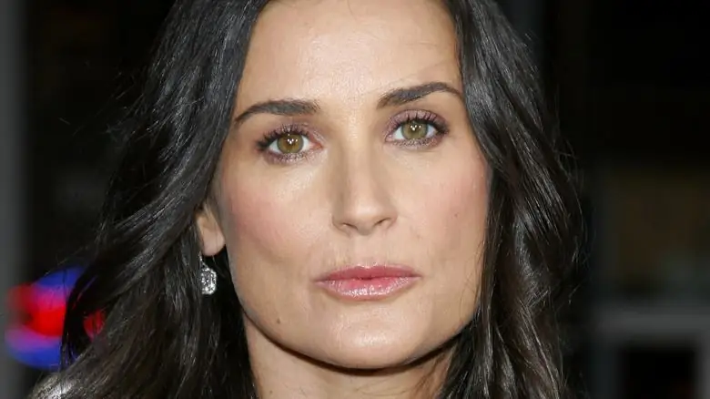 Деми Мур позирует