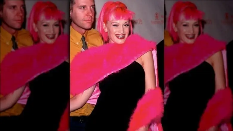 Гвен Стефани улыбается с розовыми волосами и брекетами