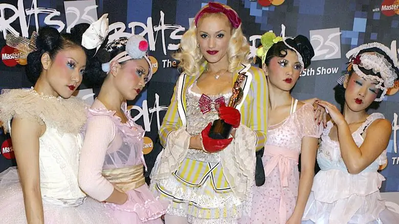 Гвен Стефани на красной дорожке BRIT Awards вместе с Harajuku Girls