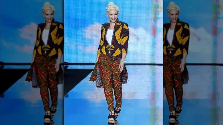 Гвен Стефани идет по подиуму на показе мод