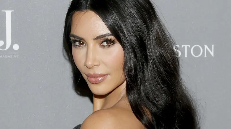 Ким Кардашьян смотрит через плечо