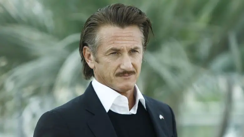 Шон Пенн на прогулке