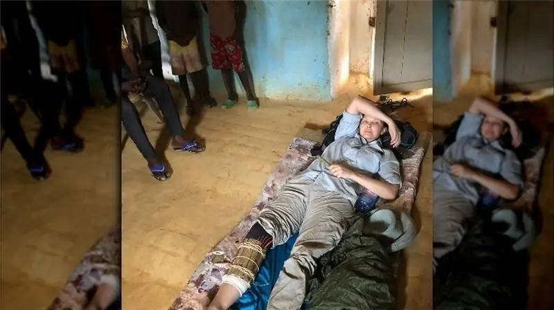 Эшли Джадд лежит со сломанной ногой